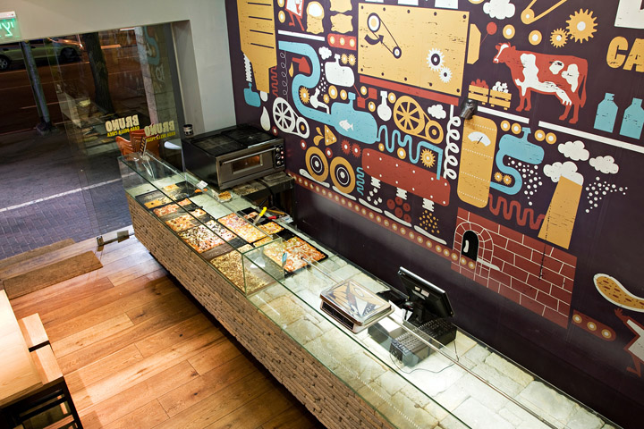 Интерьер пиццерии Bruno Casa Della Pizza с графикой на стене-2