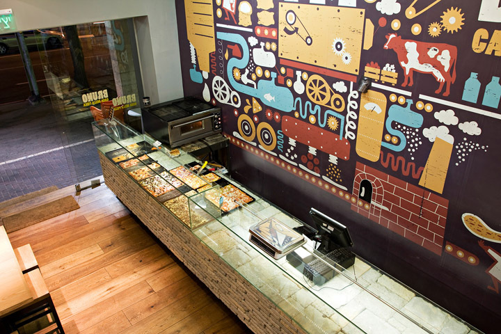Интерьер пиццерии Bruno Casa Della Pizza с графикой на стене-2