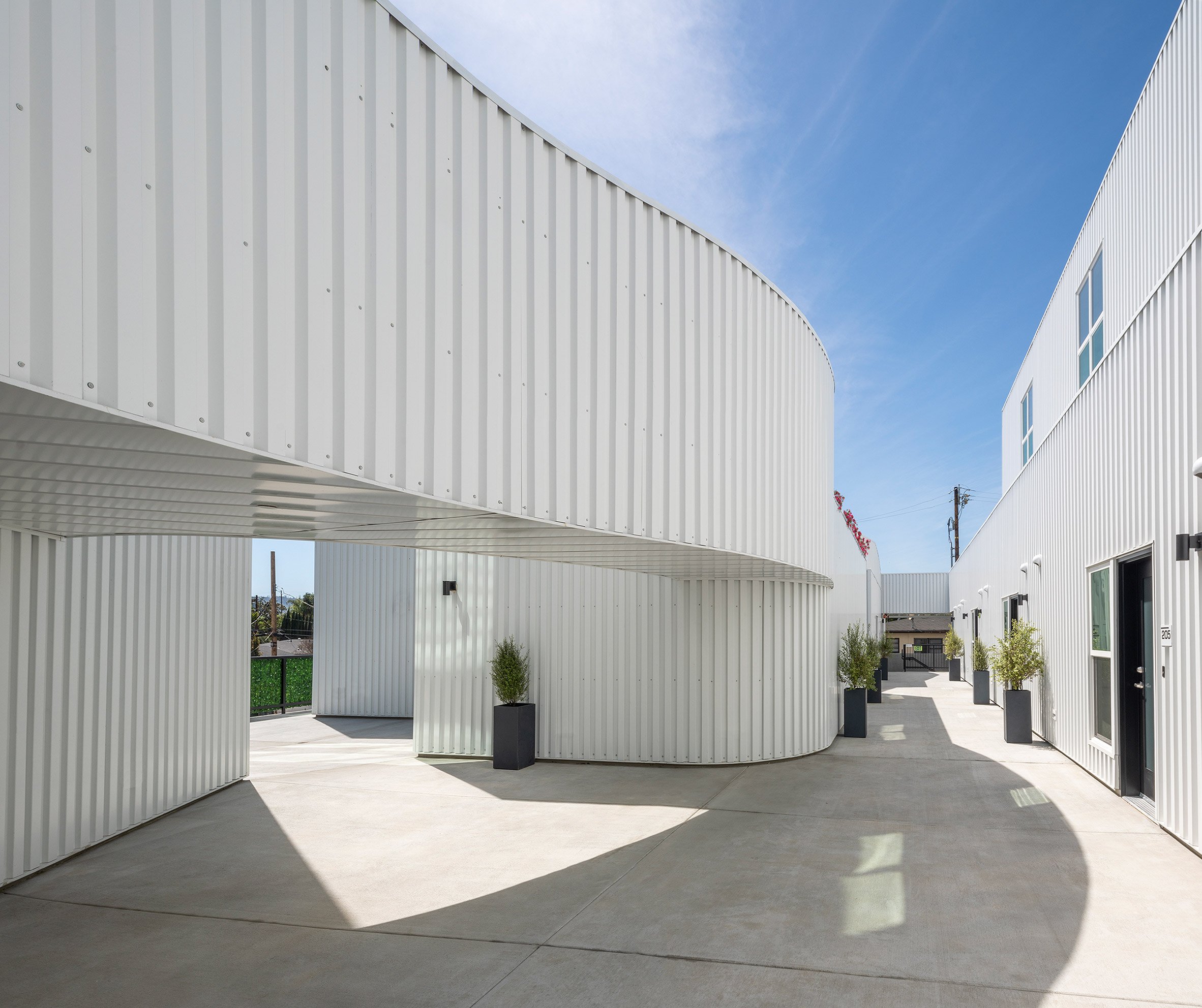 洛杉矶白色曲线公寓楼-15