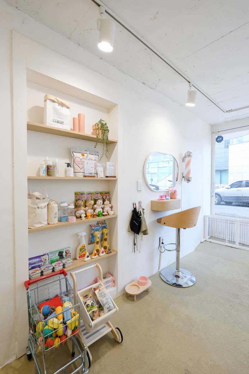 15 平米宠物用品店，简洁明亮的白色调空间设计-8