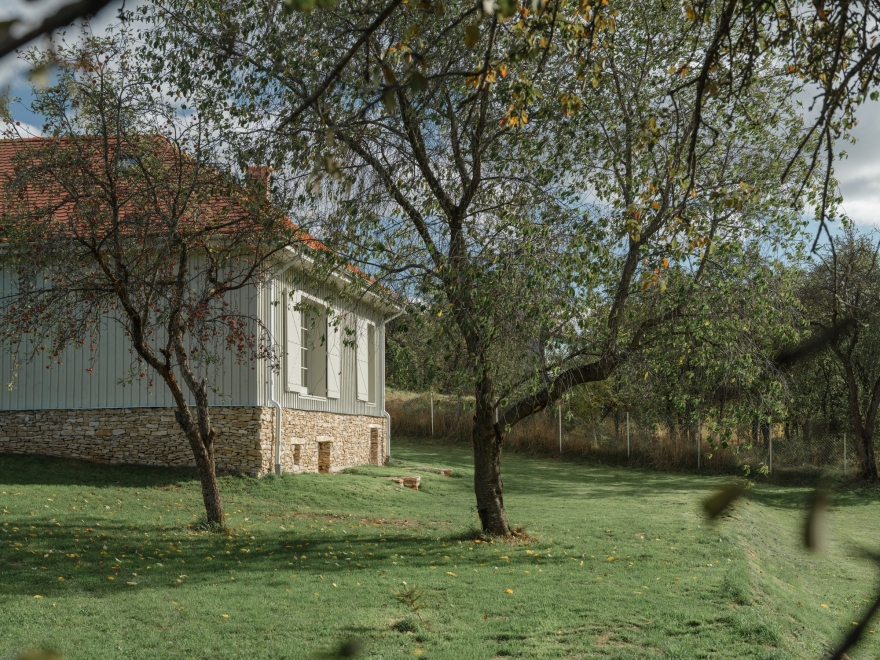 Recovery of a Country House and Barn / Vlad Sebastian Rusu and Studio 82-25