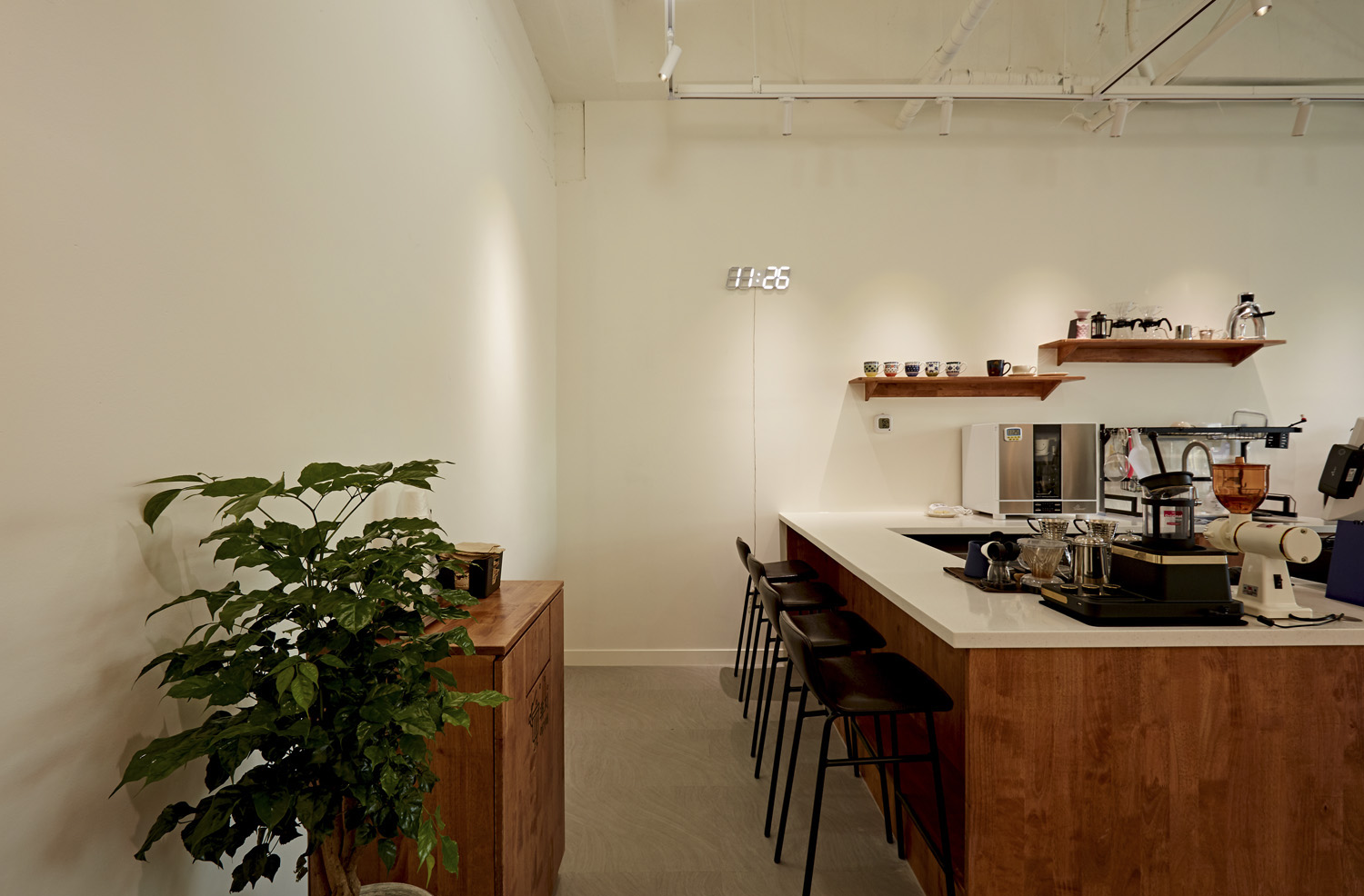 简单时尚的 10 平米咖啡厅设计-7