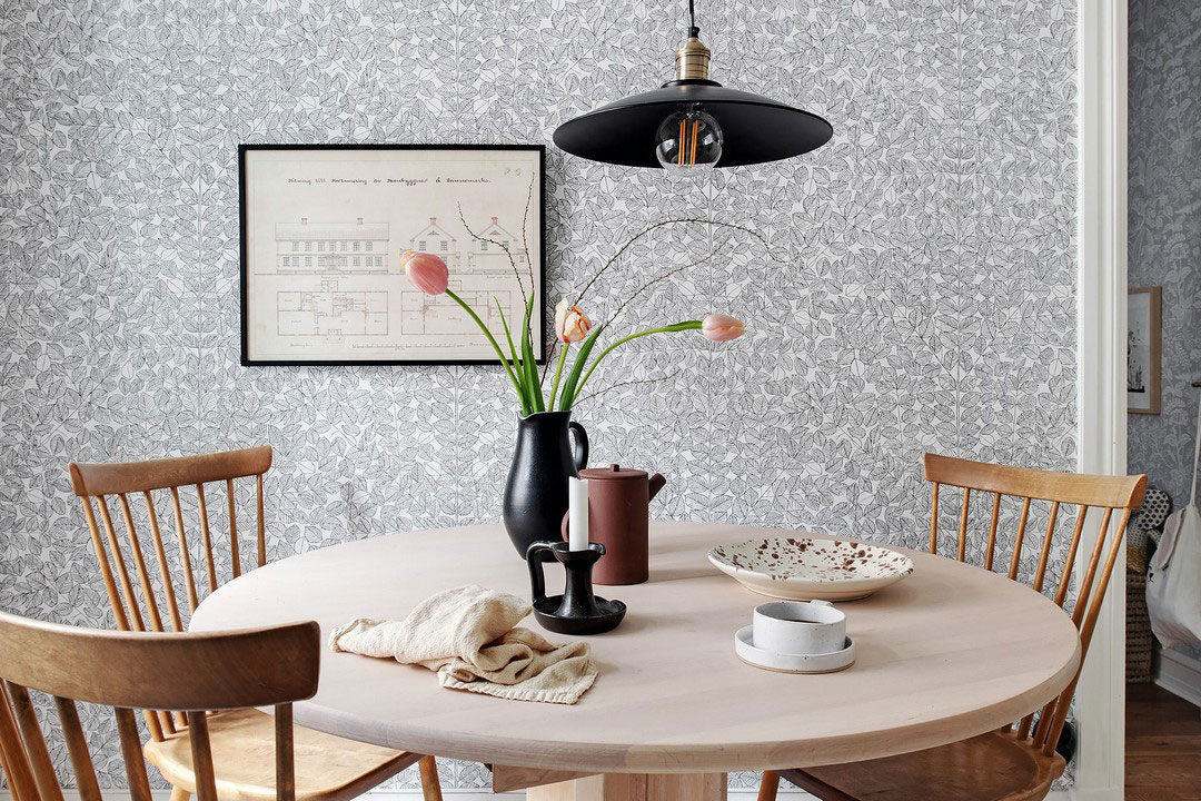 瑞典温馨公寓 | 原木与花卉壁纸的完美融合-6