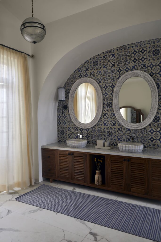 鸡蛋花庄园

注：Frangipani常见指鸡蛋花 ，Estate有庄园、地产等意思，结合语境这里翻译为鸡蛋花庄园较为合适 丨FADD Studio-54