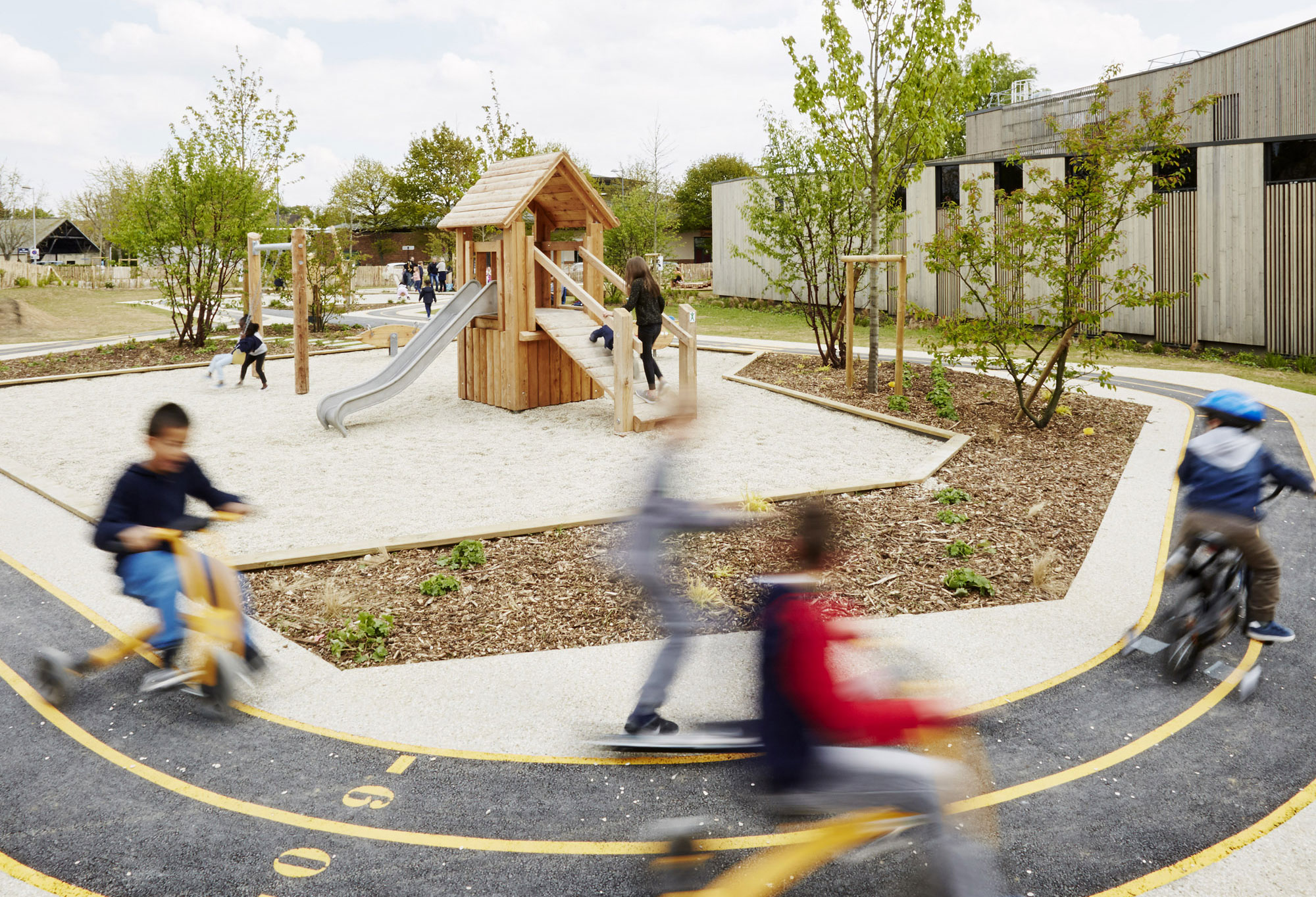 法国 Courdimanche 公园游乐场 | 绿意盎然的城市空间-0