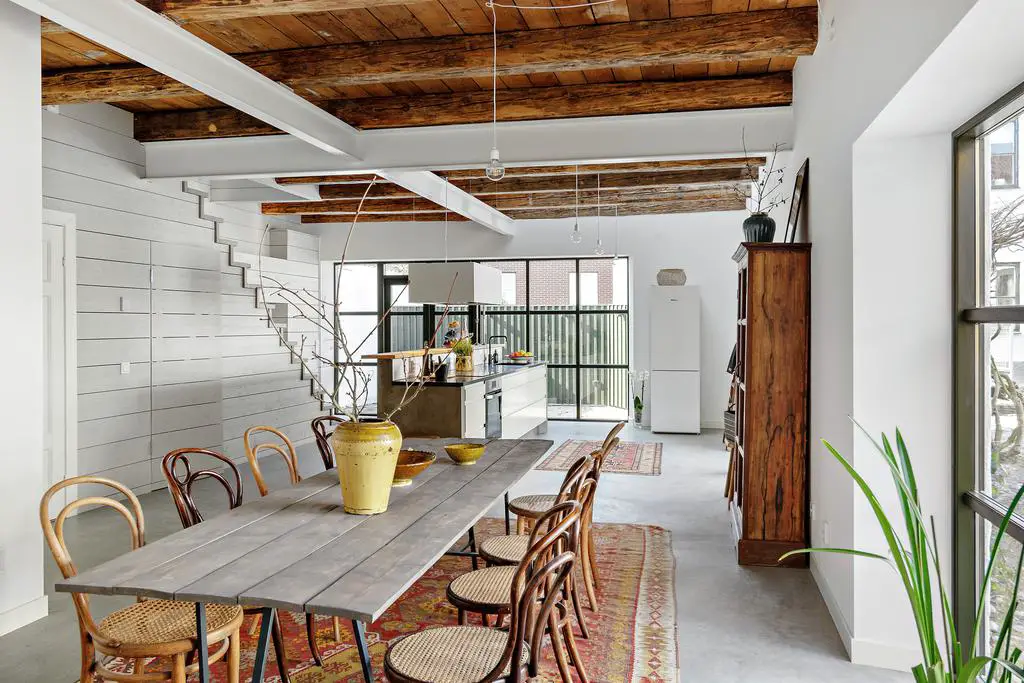 "瑞典 19 世纪古宅现代改造，工业风格窗户展现独特魅力"-1