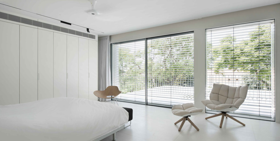 以色列 Kfar Shmaryahu 极简铝制住宅，室内外无缝连接-20