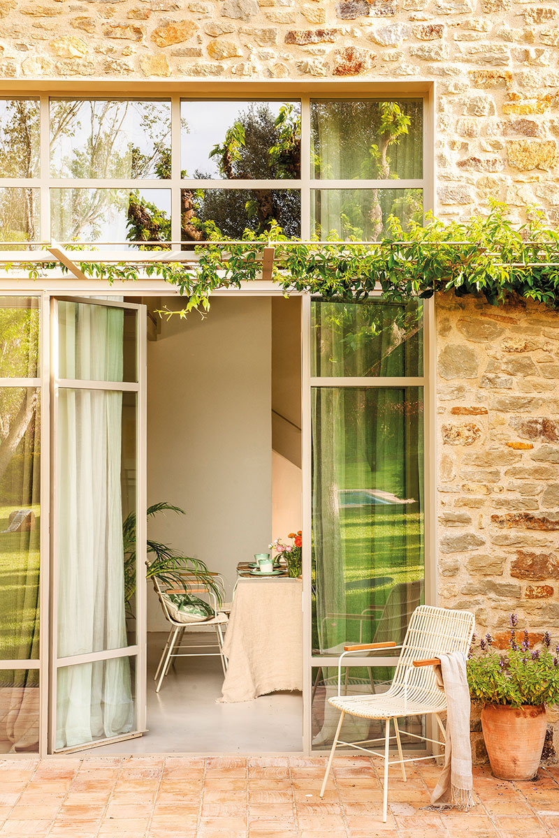 西班牙石屋 | 白色调与自然元素打造的清凉夏日空间-5
