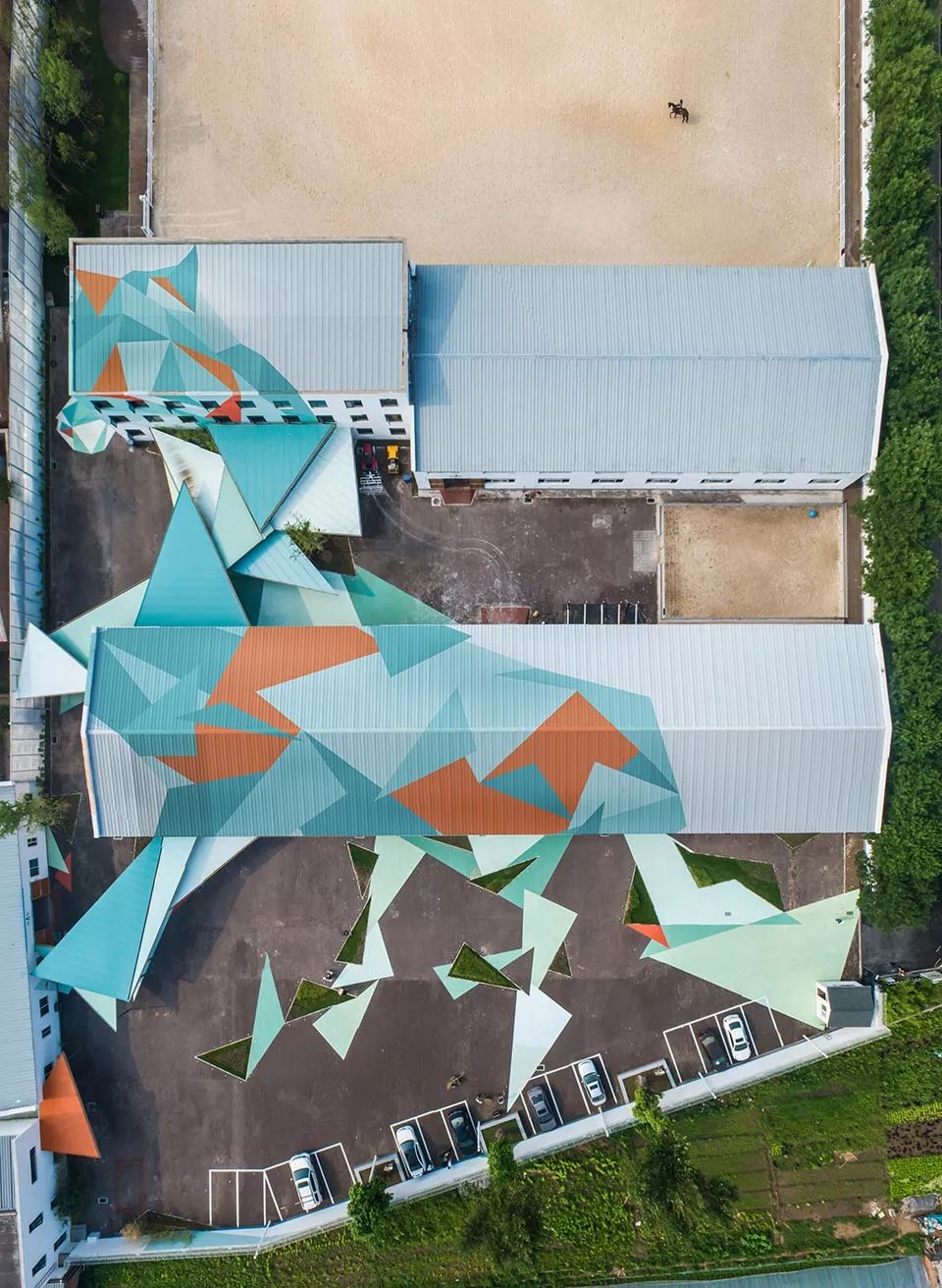 大料建筑新作首发 · 1座1万平米的“巨马”-0