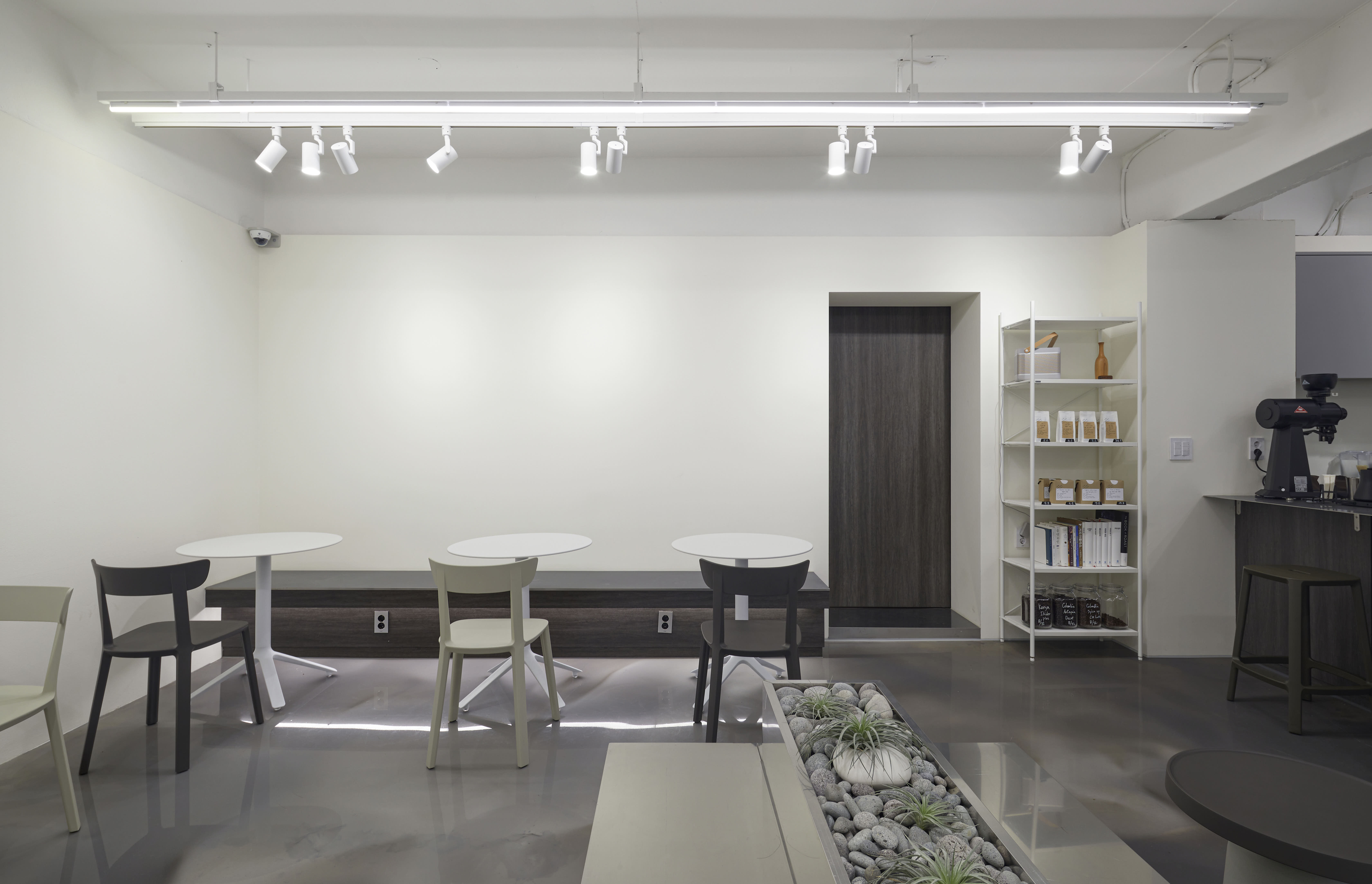 24 平米现代简约咖啡厅设计-6