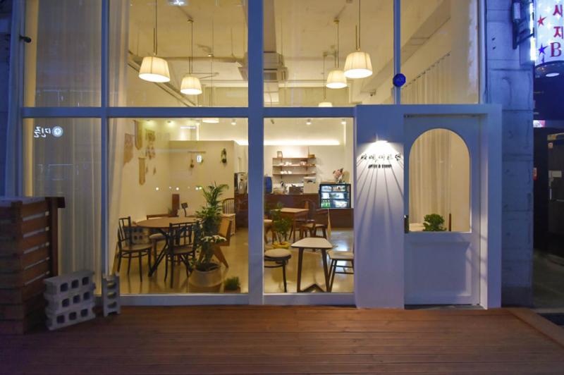 温暖 14 坪的“白色&木质”咖啡馆设计-10