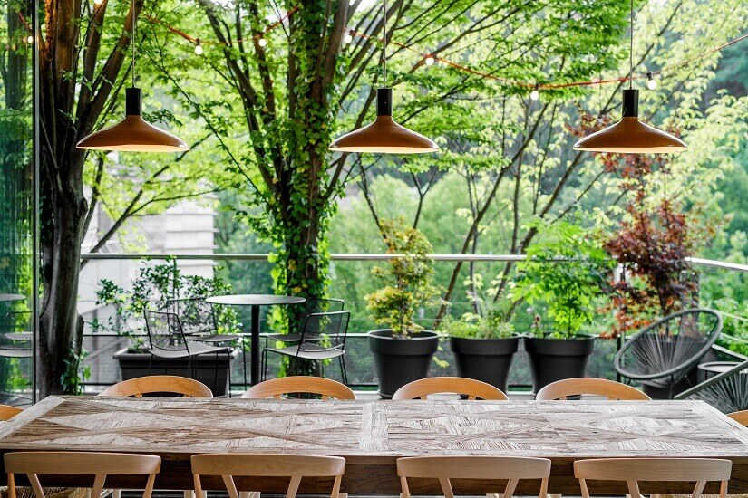 创意办公室设计  带公园景观的设计师工作室彩色展厅丨克罗地亚萨格勒布丨Brigada（克罗地亚知名室内设计公司）-1