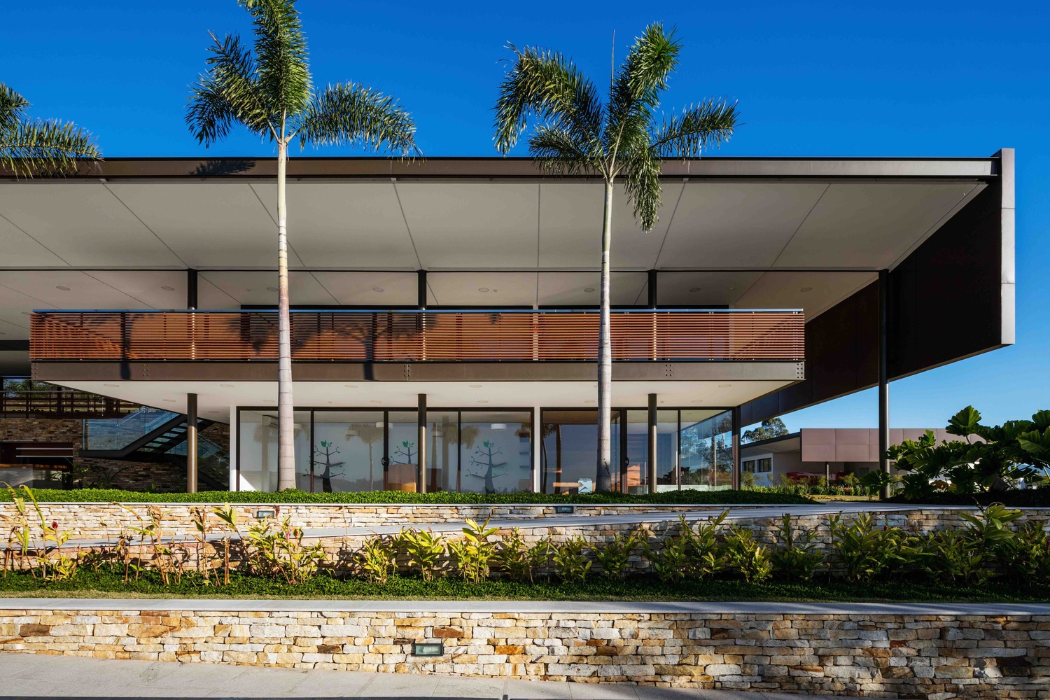 巴西自然景观中的社交俱乐部总部-44