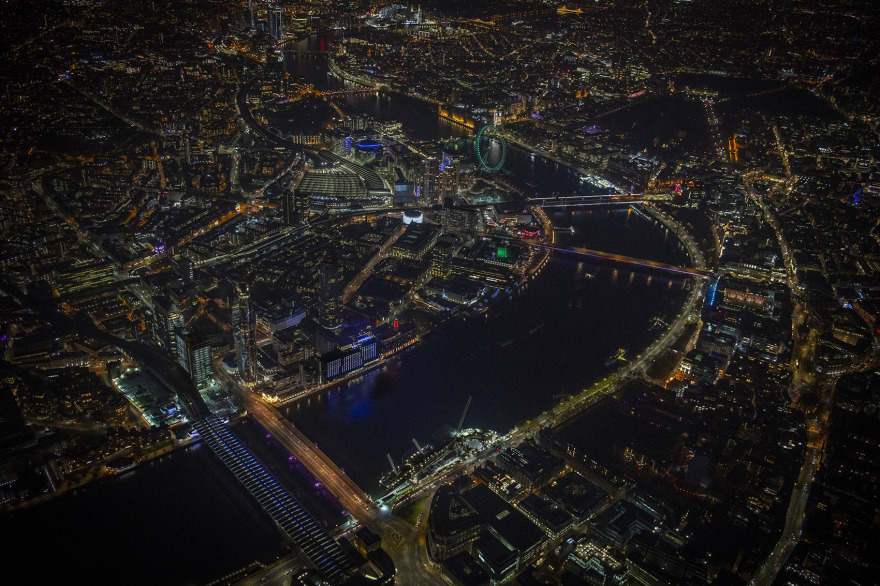 英国“光河”大型灯光装置丨英国伦敦丨Leo Villareal-10