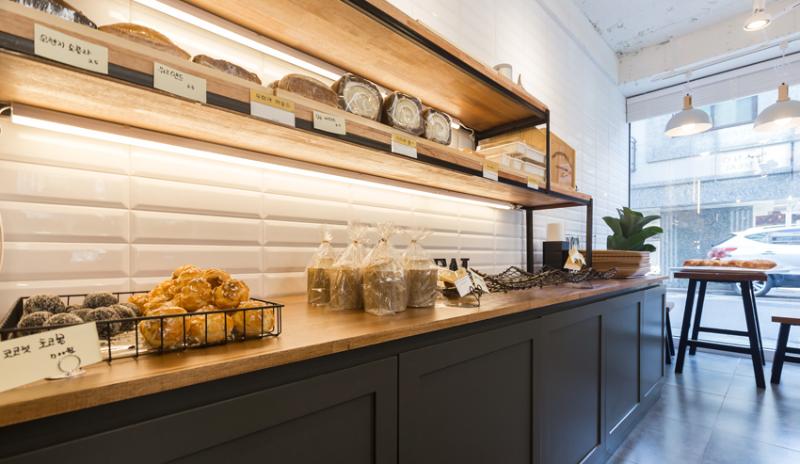 极简 15 坪烘焙店，韩式白色木质空间-10