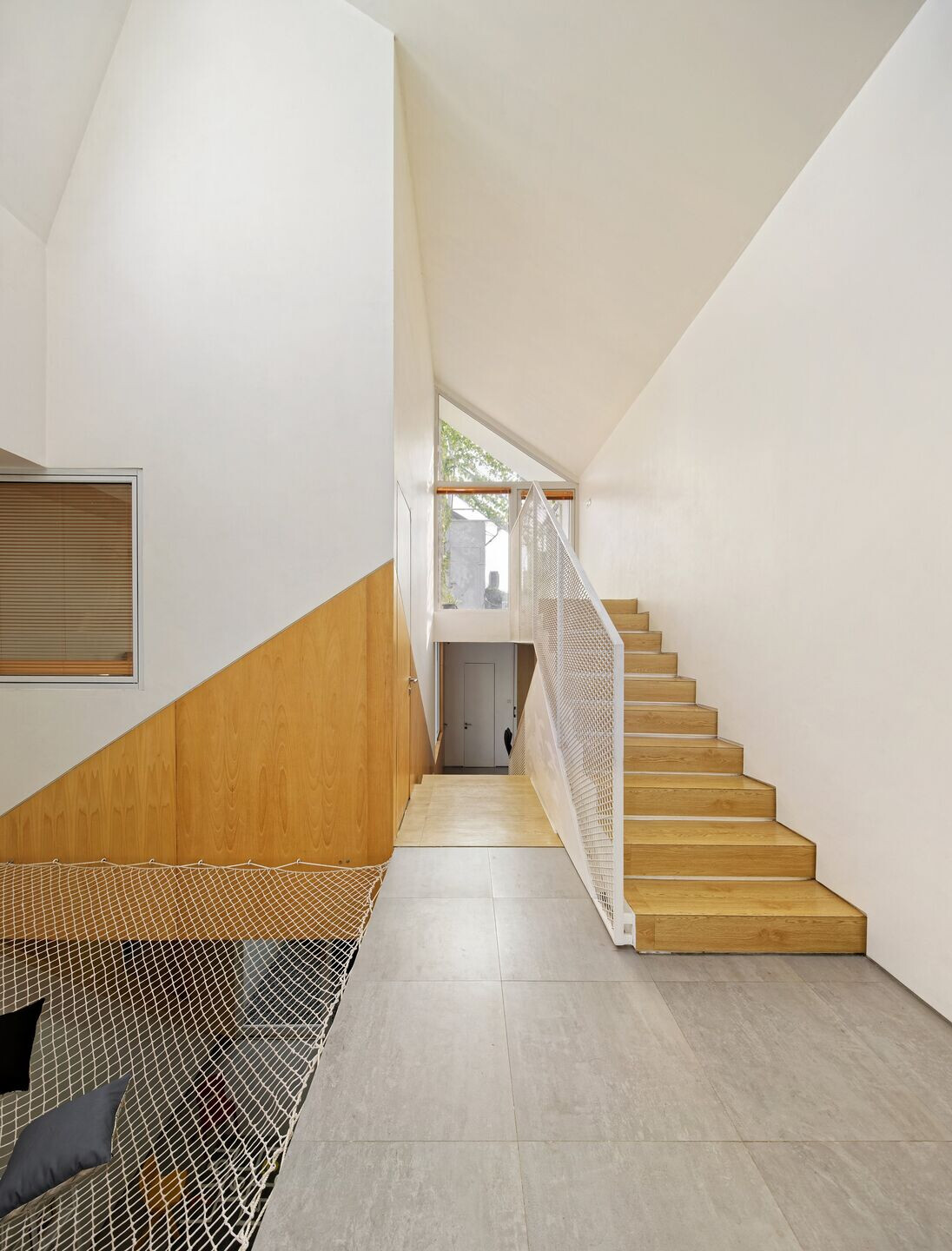 印尼狭地住宅,三角天花板创造宽敞空间-31