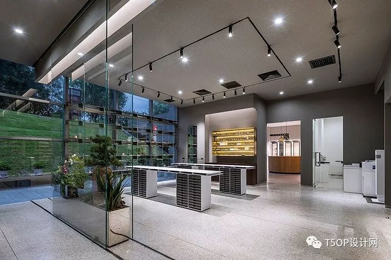 用玻璃与黄铜贯穿空间·北京阿目眼镜店铺-2