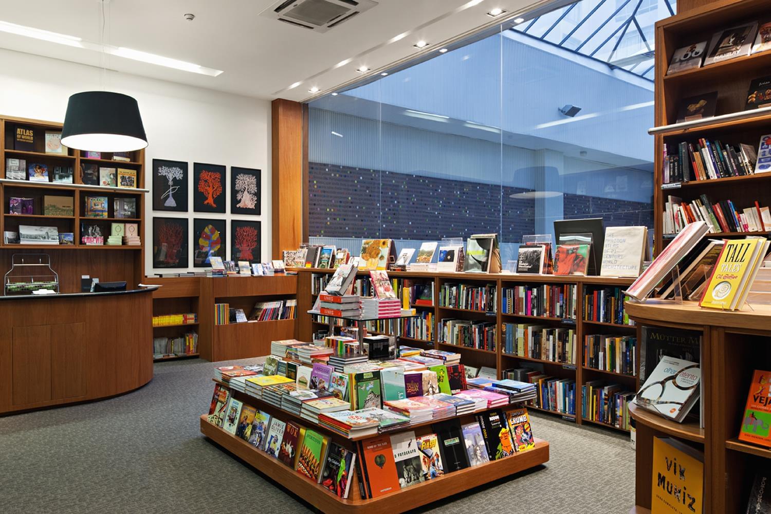 巴西圣保罗马丁斯·弗朗特书店 · 融合空间与书籍的现代设计-5