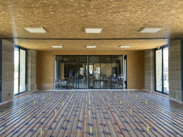 M·A·M·O·T·H机库（Hangare）

注：由于M·A·M·O·T·H可能是特定名称，没有能进一步明确具体含义的信息，只能按原样呈现Hangare常见意思是机库，法语中单词第一个字母大写一般表示地名、机构名等特定名称，所以放在这里从常见语义推测应该还是机库的专业场所名之类的如果原文HanGare是录入错误，本意是Hangare，就正好对应一致；如果HanGare有其他特殊意思，该翻译可能不准确 丨法国丨ECOPelI-10