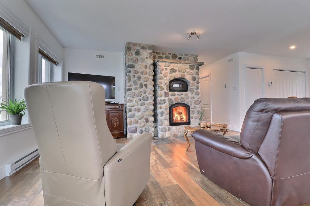 圣西蒙  里穆斯基山上的漂亮住宅丨加拿大魁北克-24