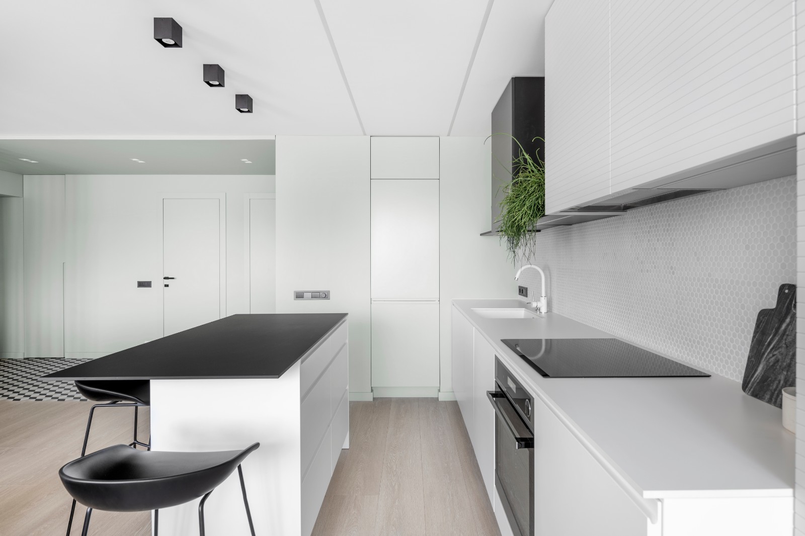 明亮清新小宅设计 | Me2 Architects 打造极简绿蓝空间-3