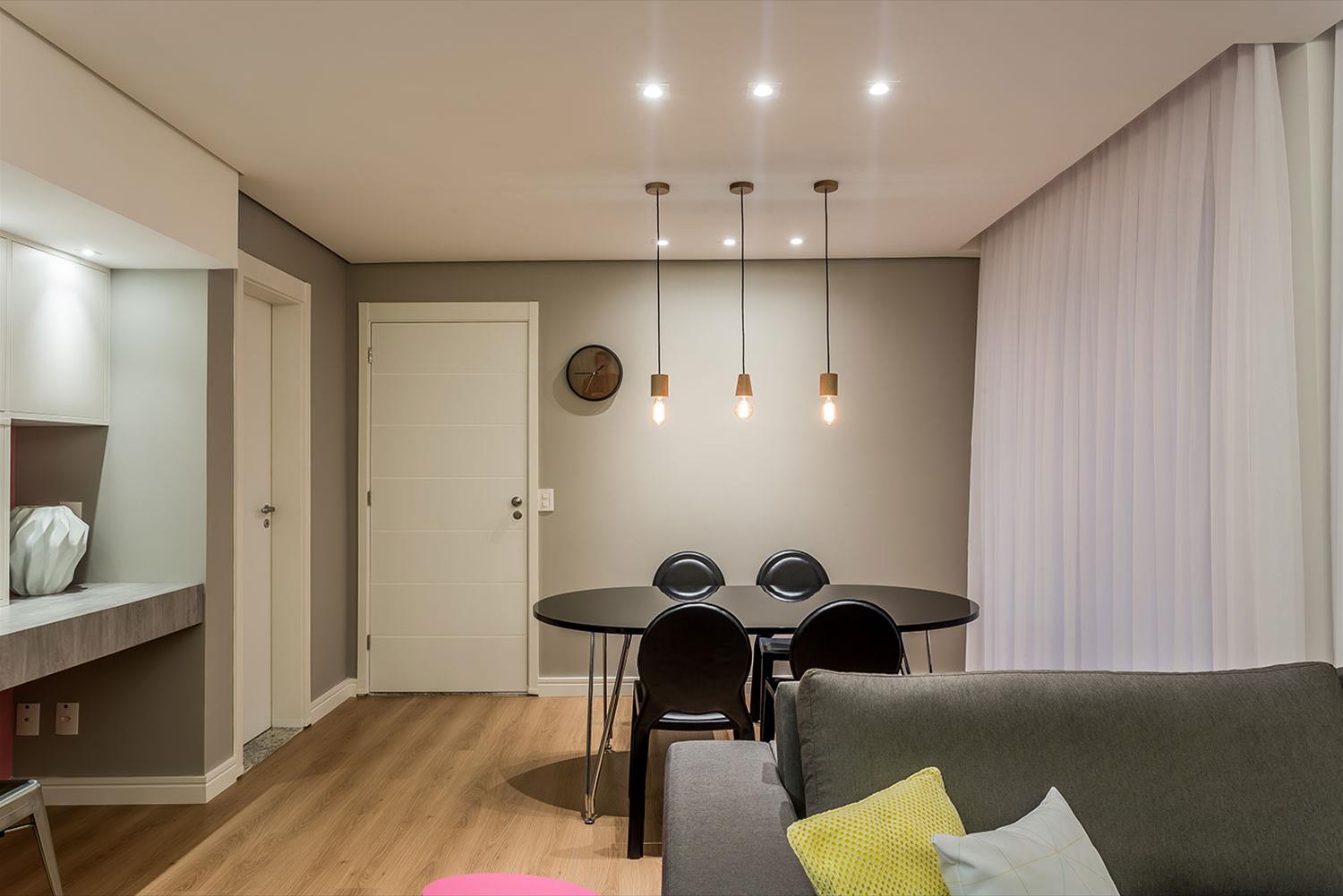 巴西年轻女性居所设计，粉色调与木质元素打造温馨空间-3