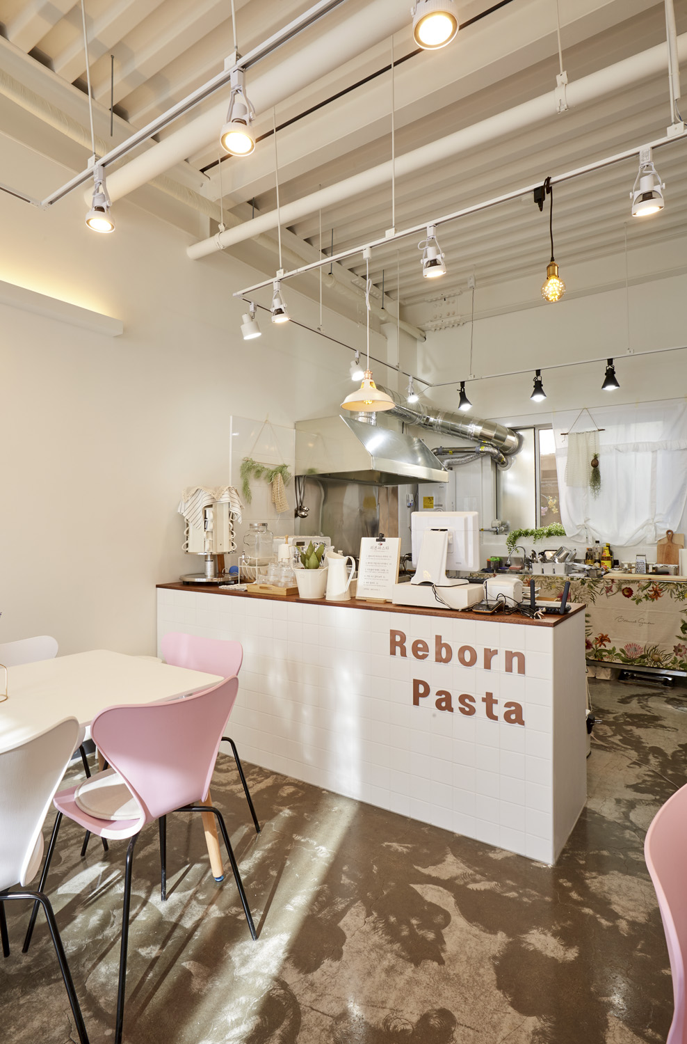 11 平米的极简主义快餐店设计-5