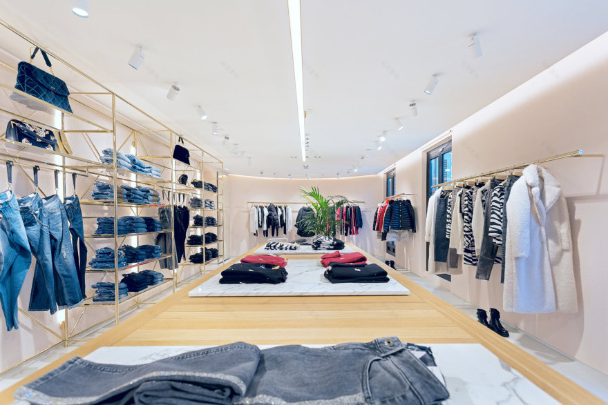 刘•乔巴塞罗那格拉西亚旗舰店-4