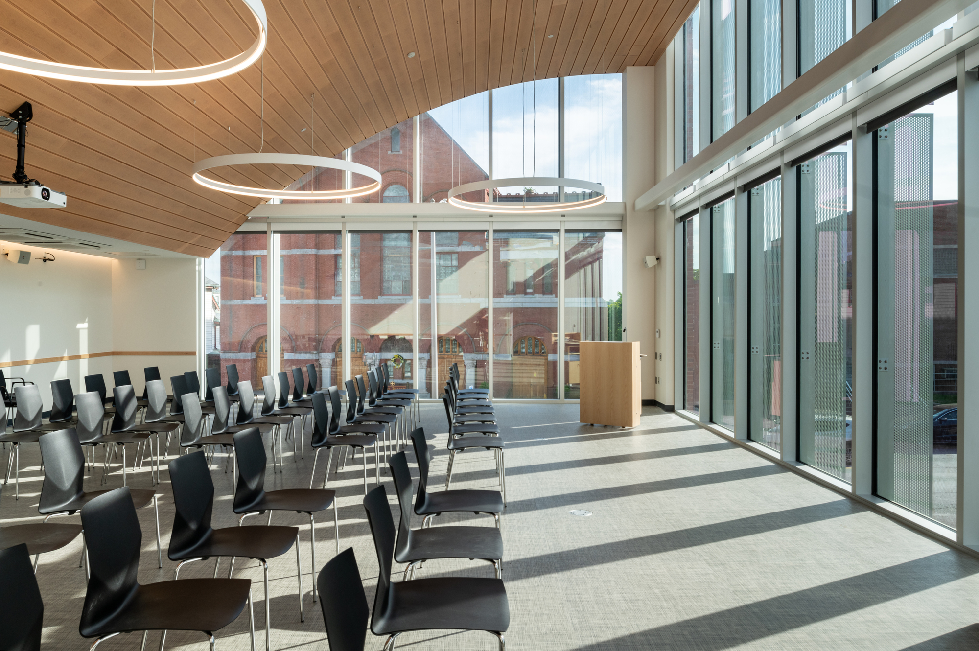 Charlotte & William Bloomberg Medford Public Library / Schwartz/Silver Architects-46