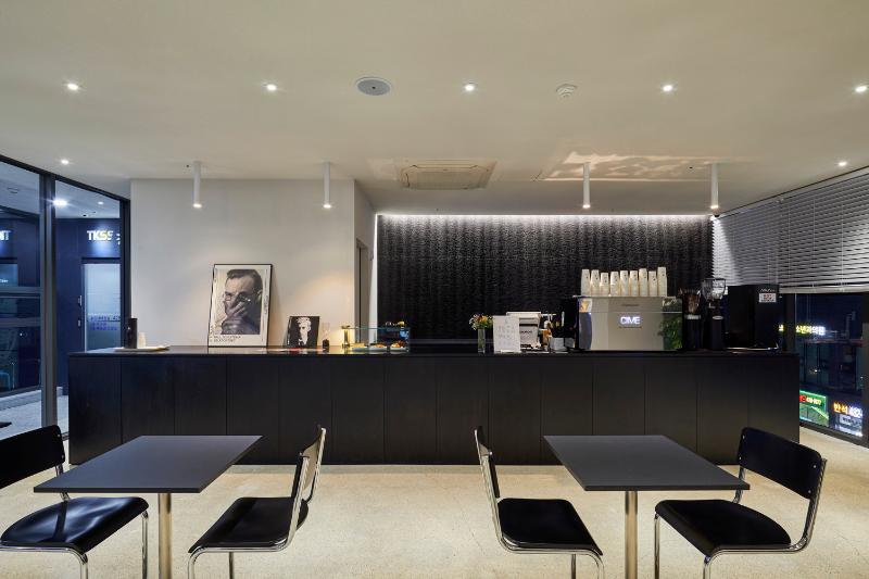 26 平现代简约咖啡厅设计 | 黑白色调的精致空间-2