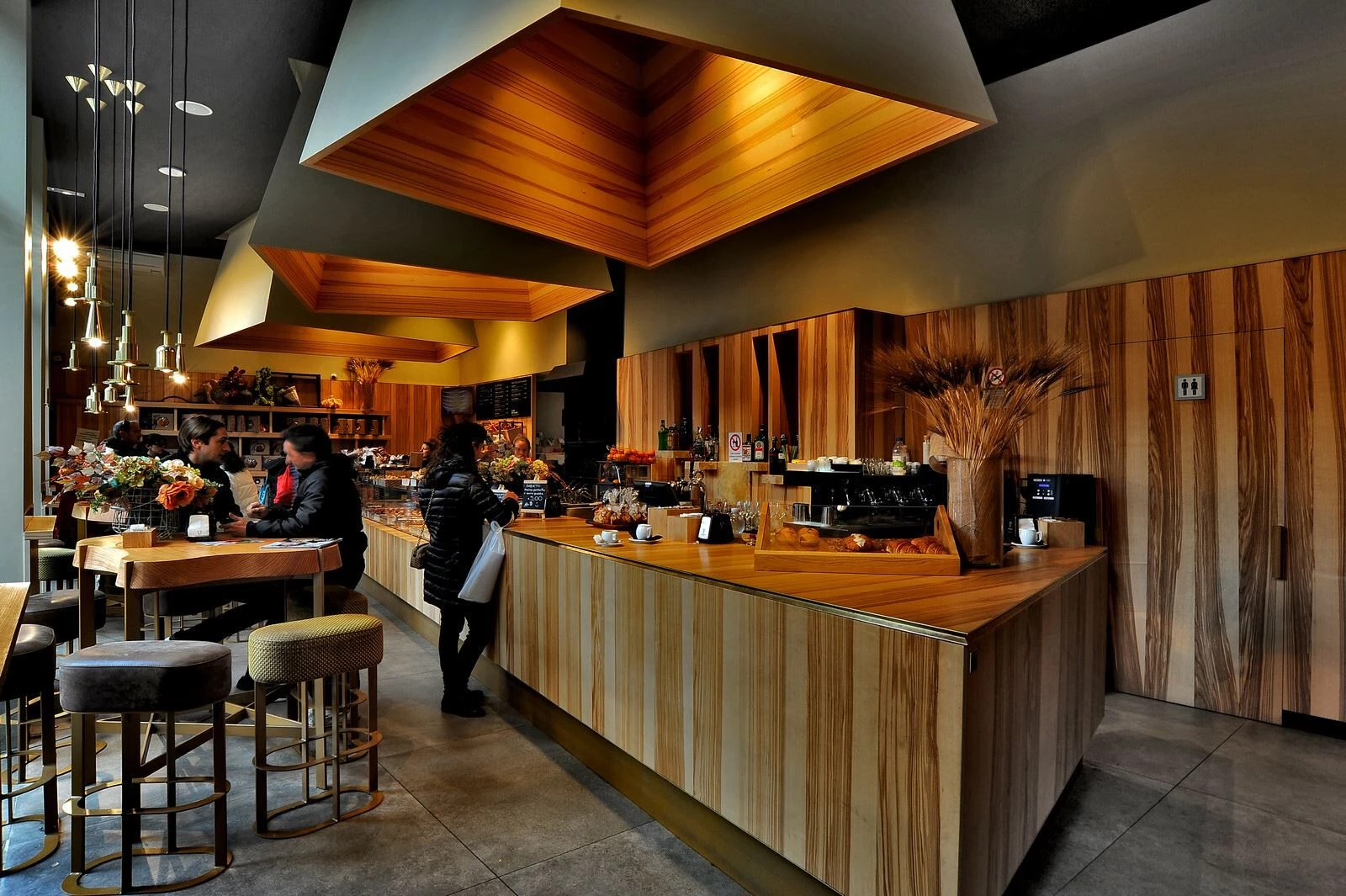 意大利热面包店的动感空间设计丨意大利的里雅斯特-14