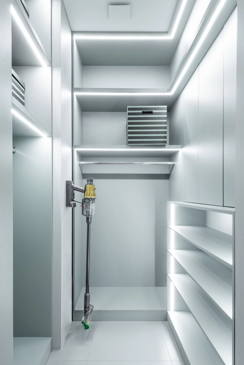 Philosophy of moderation neoclassical apartment-45