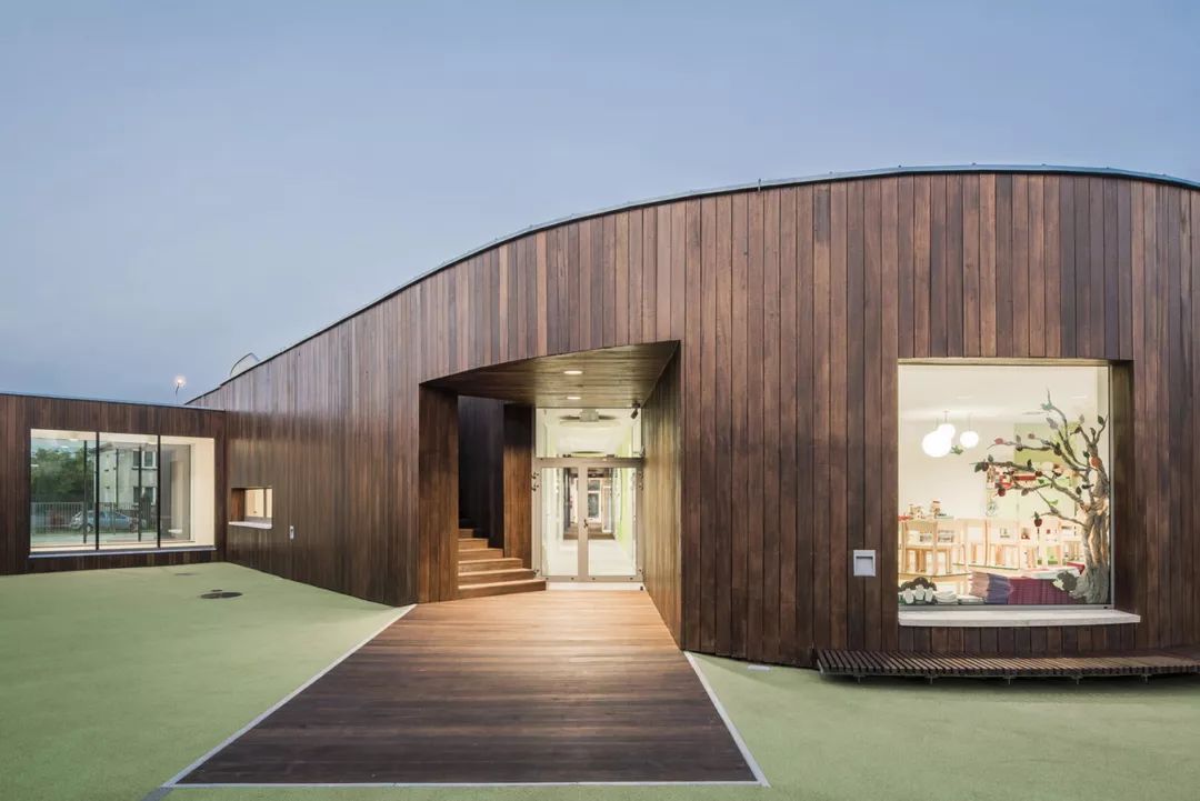 波兰幼儿园 | 犹如漂浮的小岛，鼓励孩子欢快奔跑-3