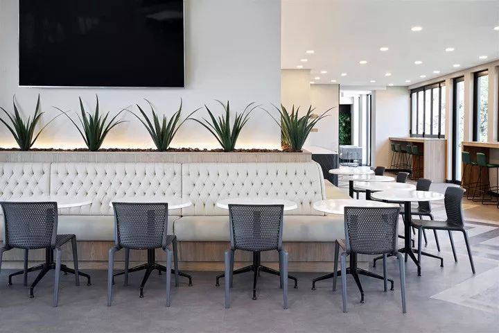 南非约翰内斯堡 Dynamic Technologies 办公室设计 | 活力四溢的多彩空间-20