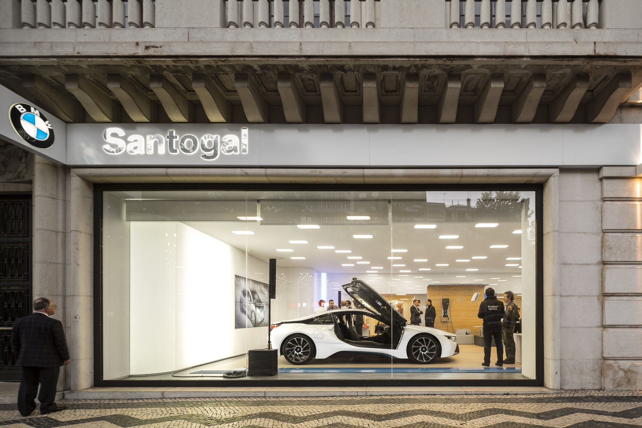 BMW i City Sales Outlet · 神秘动感白膜展示空间-9