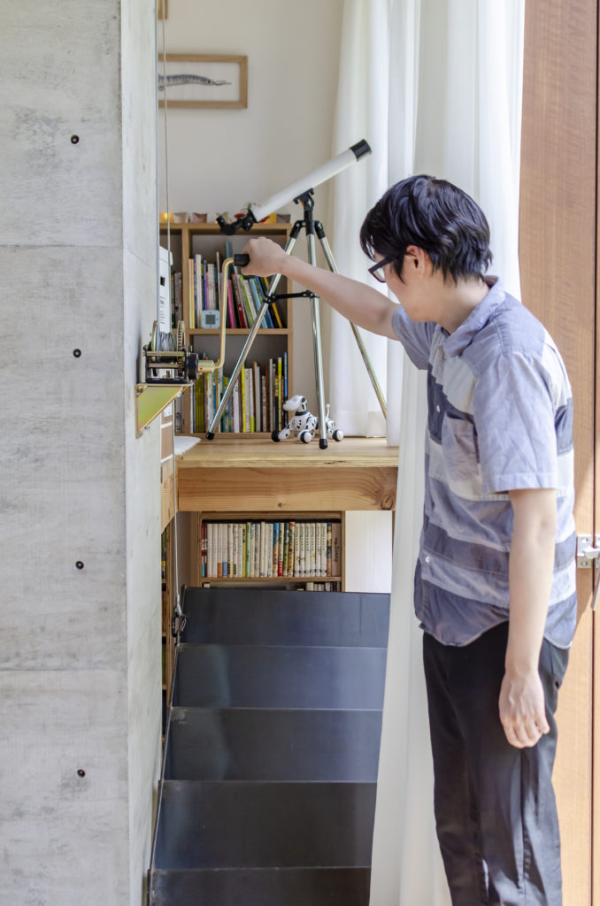 丘の途中に立つ家開放的で庭の一部のようなコンクリート造の空間に住む | Architecture | 100%LiFE-12