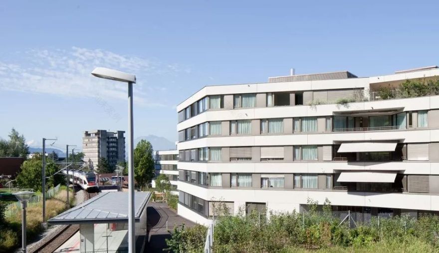 瑞士楚格 Frauensteinmatt 看护中心,和谐材质与景观融入的宜人空间-0