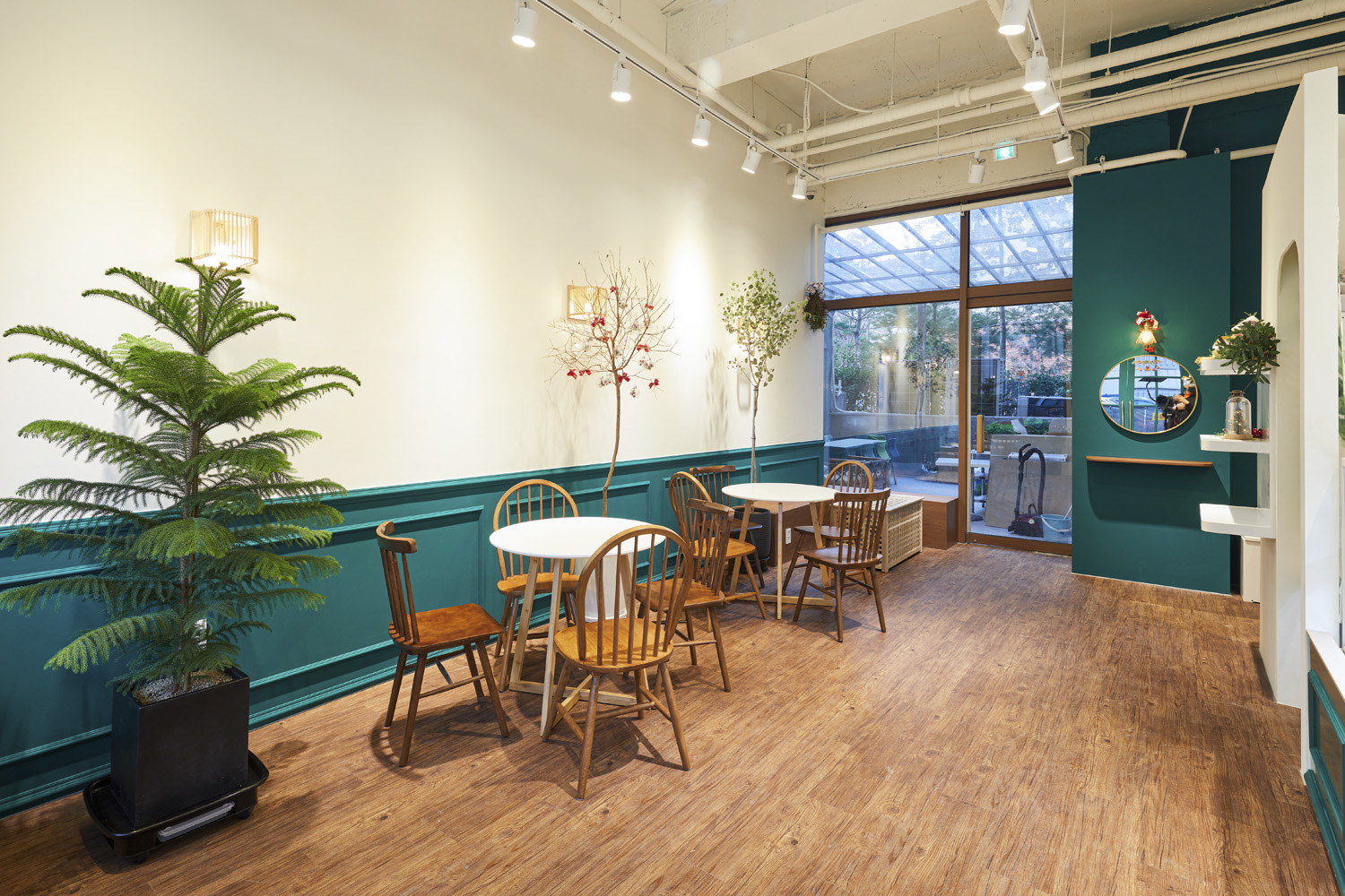 13 平米小空间的华丽转身 | 绿色环保的咖啡厅设计-8