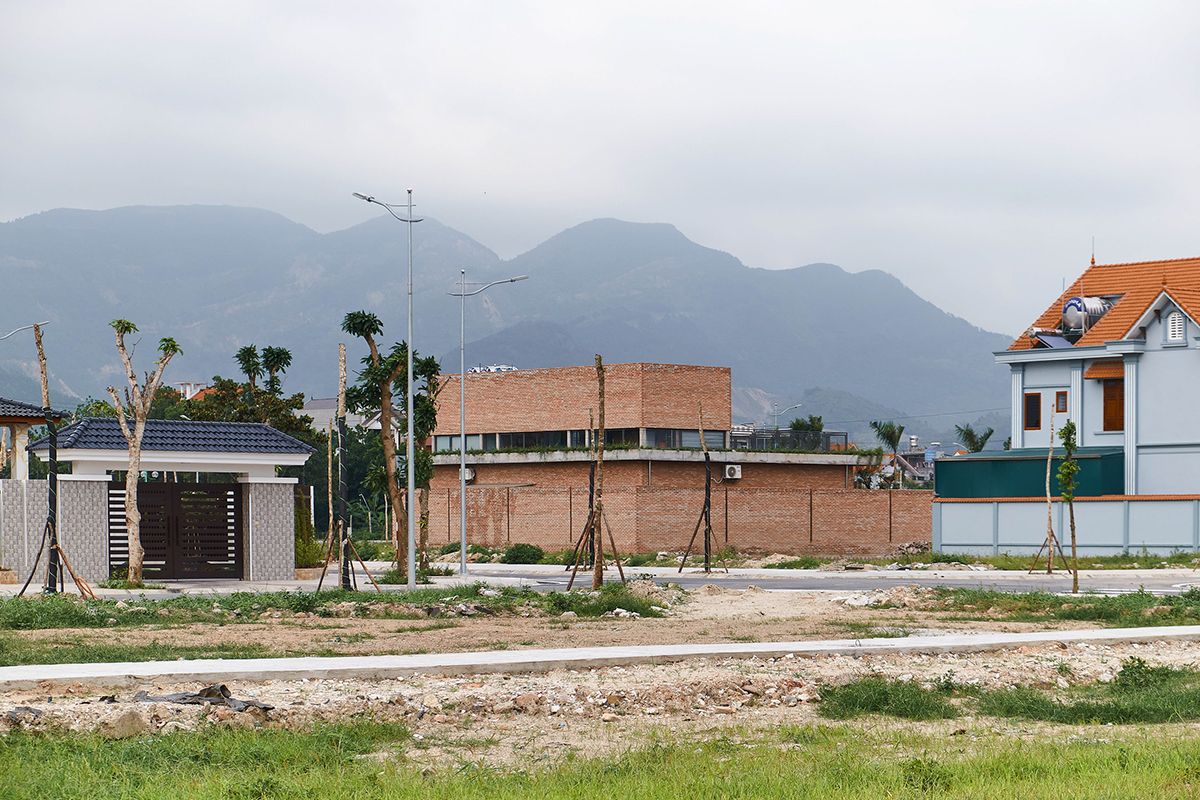 Mạo Khê House - Ngôi nhà gạch đỏ với không gian xanh bao phủ | HGAA-19