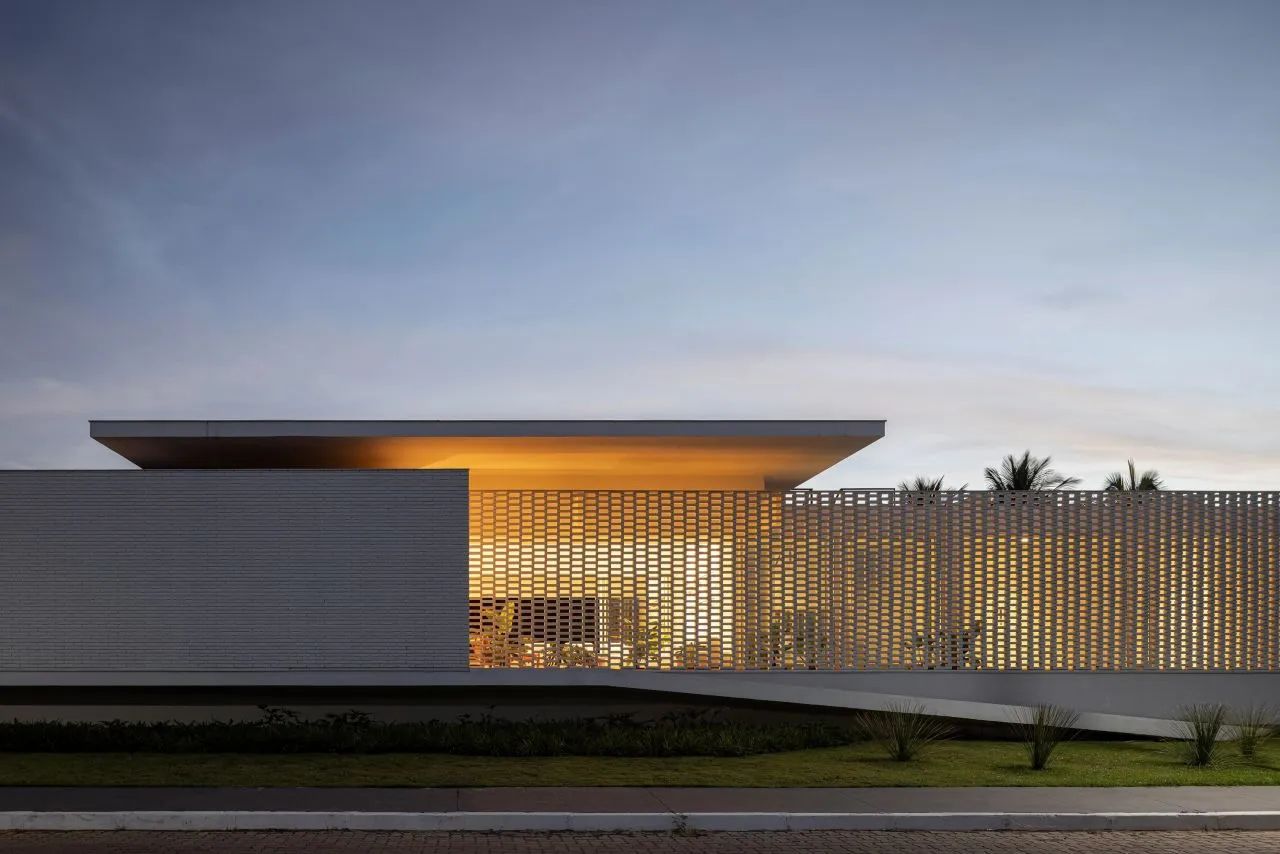 “牛奶蜂巢”屋|White Bricks 住宅丨巴西巴西利亚丨BLOCO Arquitetos-0