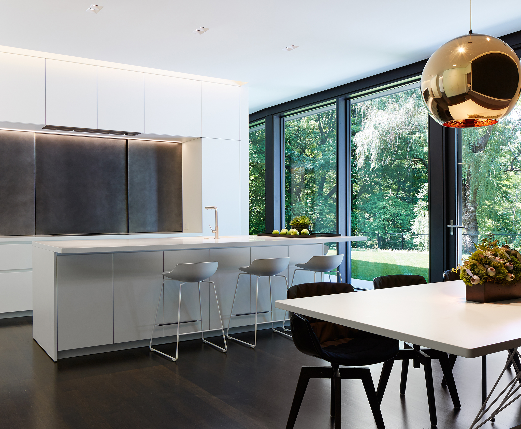 密西根湖畔的戏剧性景观住宅-12