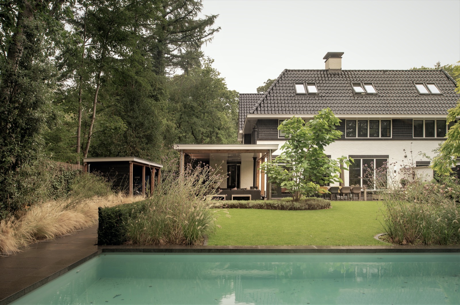 Wellnesstuin met zwembad tussen het groen in Zeist - HOOG.design - Exclusive living inspiration-1