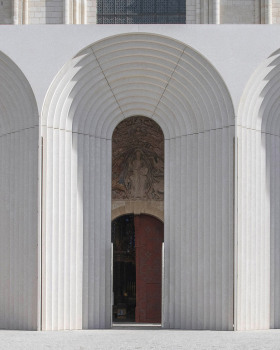 Kengo Kuma adds arched entrance to Angers Cathedral in France