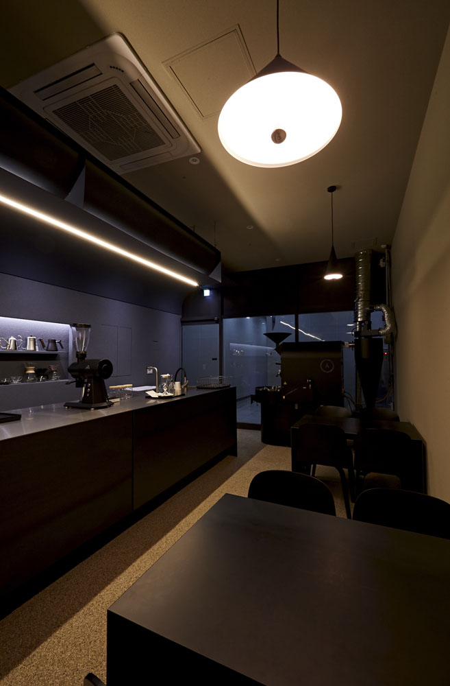 11 坪咖啡店，照明设计点亮黑色空间-7