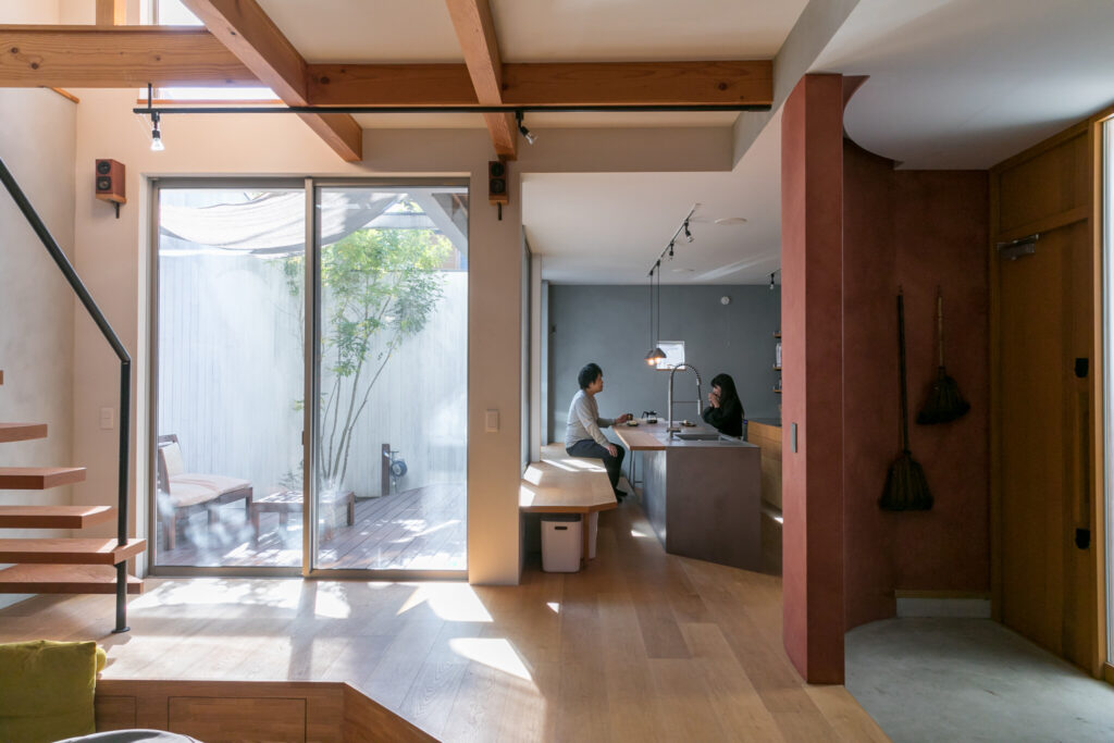 薪ストーブのあるピットリビング　外とのつながりがくつろぎを生む “共有”の空間と時間を作る家 | Style of Life | 100%LiFE-2