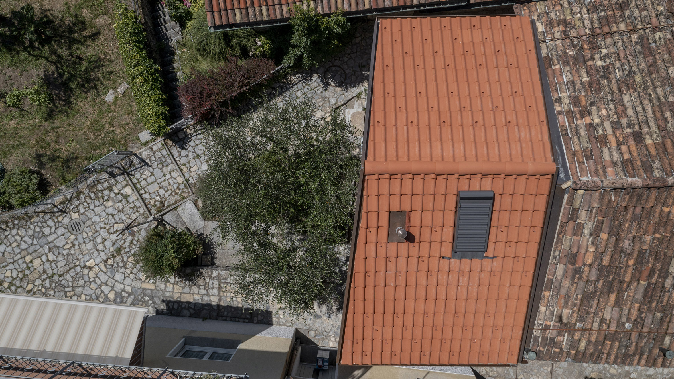 瑞士乡村微宅 | 旧木仓的重生-0