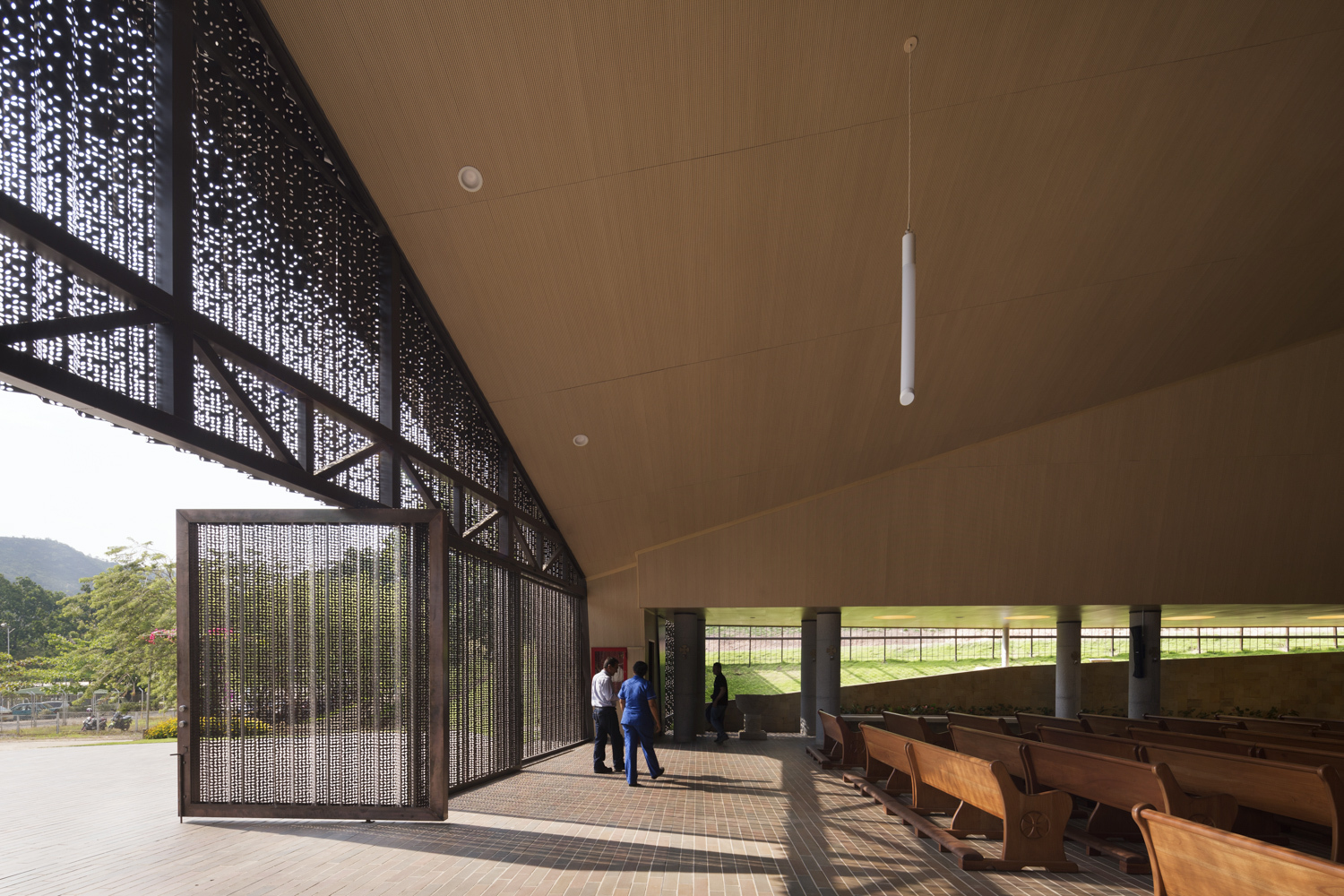 折叠屋顶下的绿意教堂-30