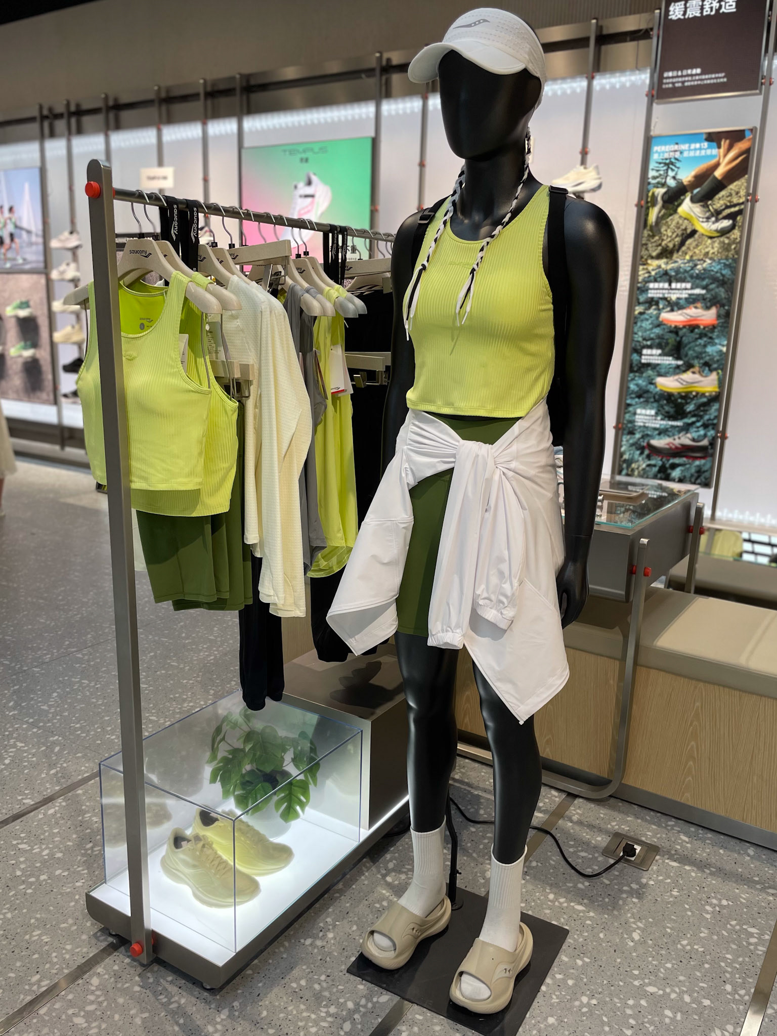 Saucony 新门店开业设计-56