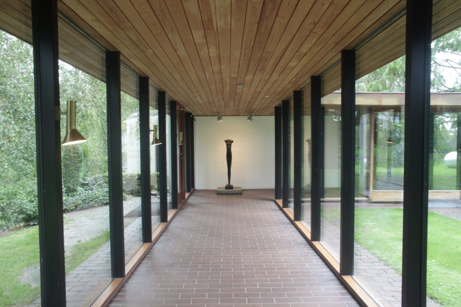 デンマークの海岸線に位置する世界一美しいと称される環境に溶け込む美術館「ルイジアナ美術館」 - #casa-28