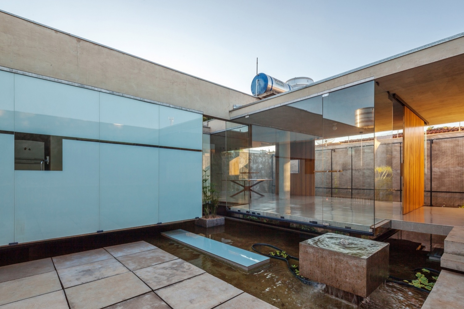 巴西奥兰蒂亚住宅 · 共生设计展现居住与工作空间-15